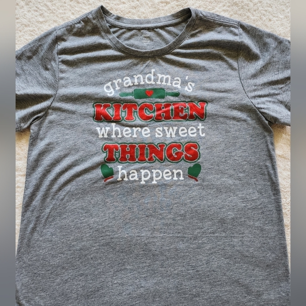 NWT Holiday Time Women's Christmas Grandma's Kitchen Graphic Gray T-Shirt size M - Picture 2 of 3